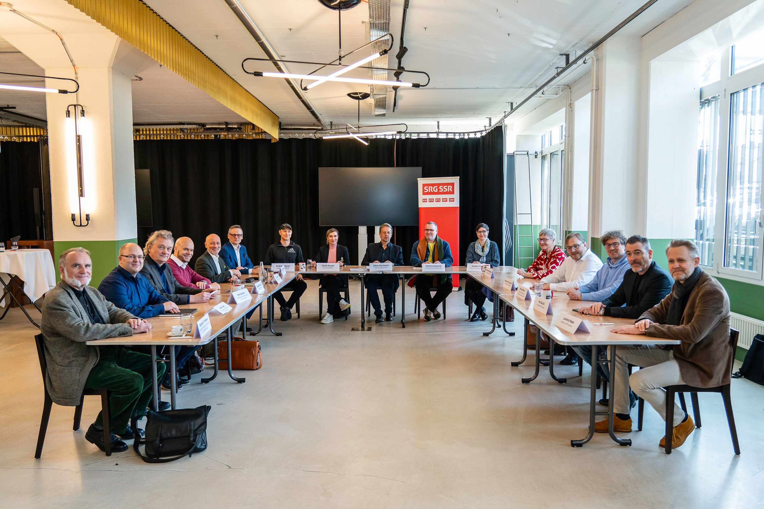 Vertreterinnen und Vertreter der SRG und Musikverbänden sitzen in einer hufeisenförmig angeordneten Tischrunde.